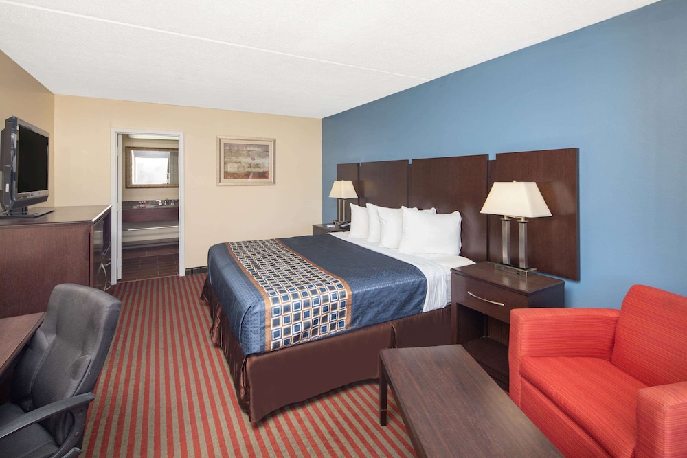 Standard Room, 1 King Bed, Accessible photo 2