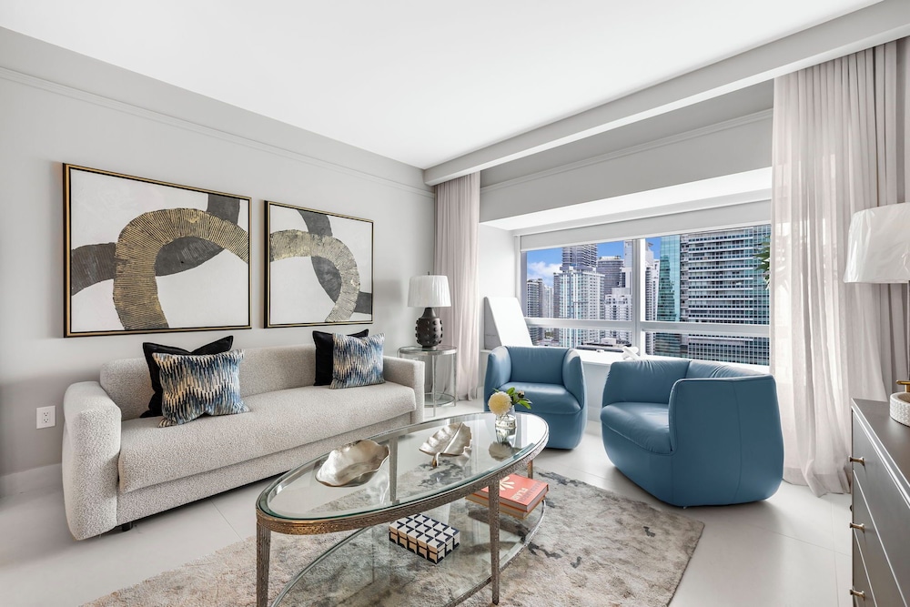 Deluxe Condo, City View photo 1