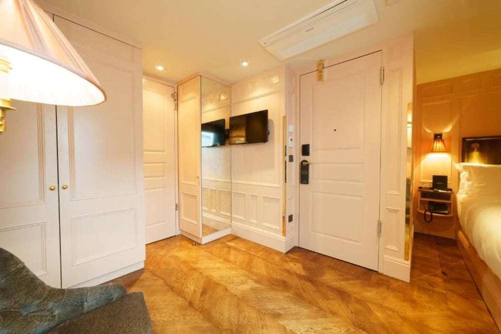 Design Studio Suite, 1 King Bed, Kitchenette (Annex, 70 m away) photo 2