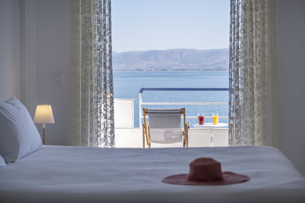 Comfort Studio, 1 King Bed, Sea View, Beachfront photo 2