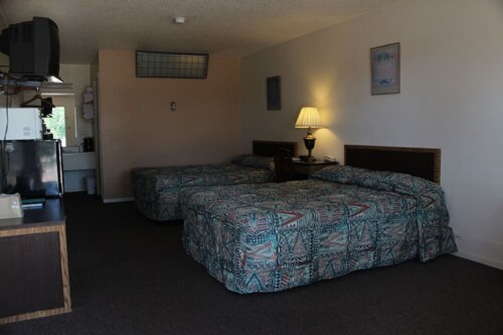 Deluxe Room, 2 Queen Beds, Smoking, Refrigerator & Microwave photo 2