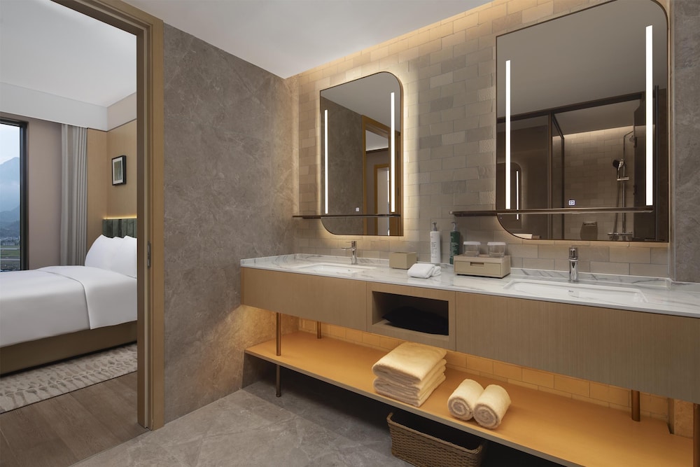Deluxe Suite, 1 King Bed