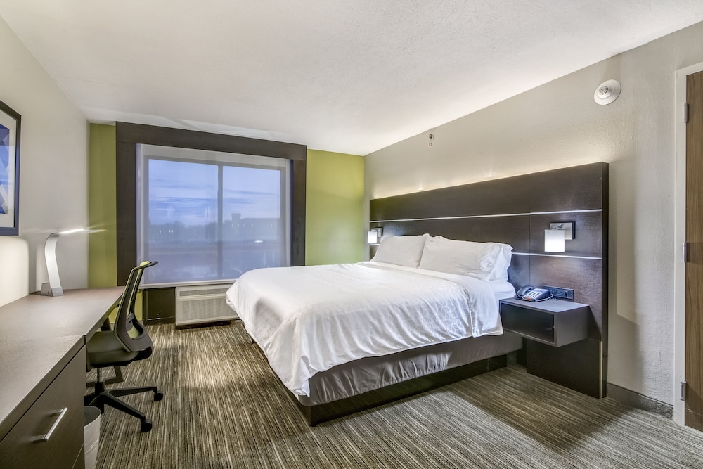 Standard Room, 1 King Bed, Accessible Bathtub (Communications) - Photo 5