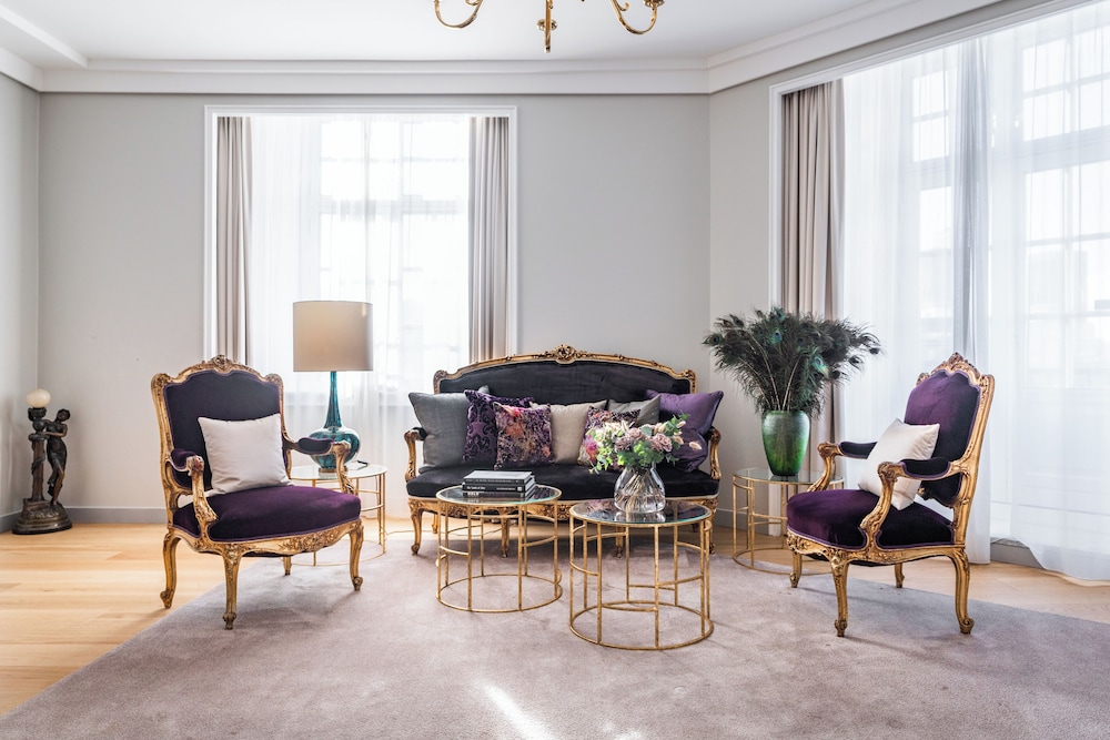 Suite - Photo 1