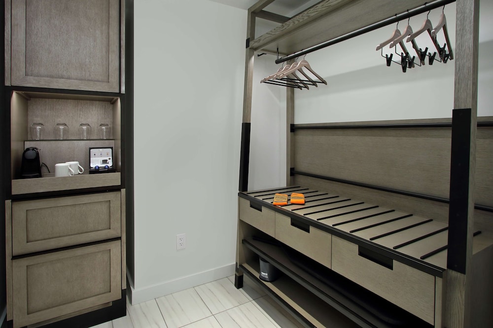Room, 1 King Bed, Accessible, Bathtub (Hearing & Mobility) - Photo 3