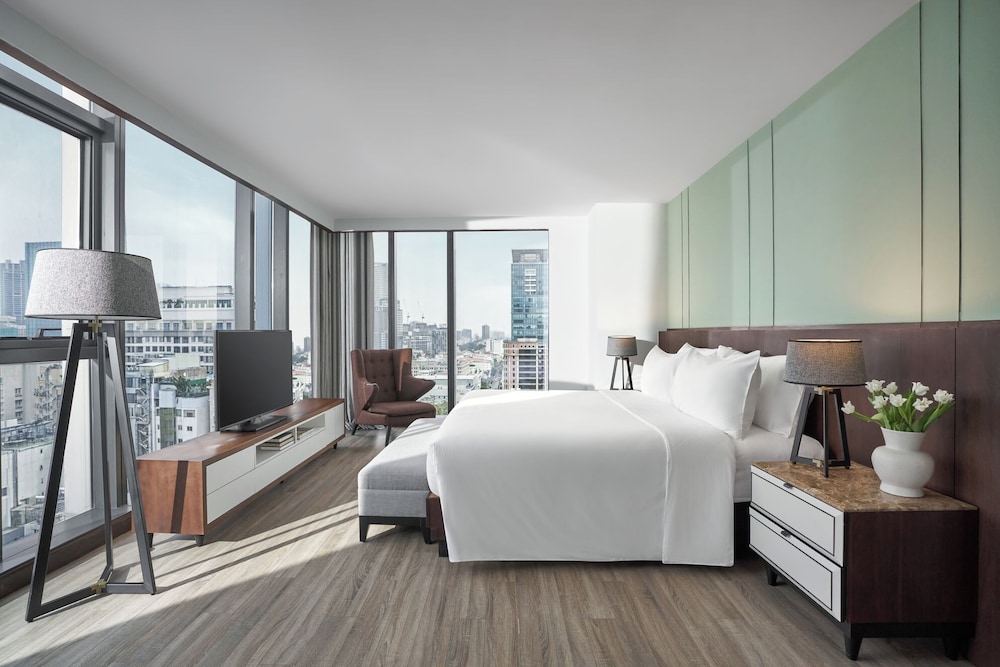 1-Bedroom City View Flat with Living Room
