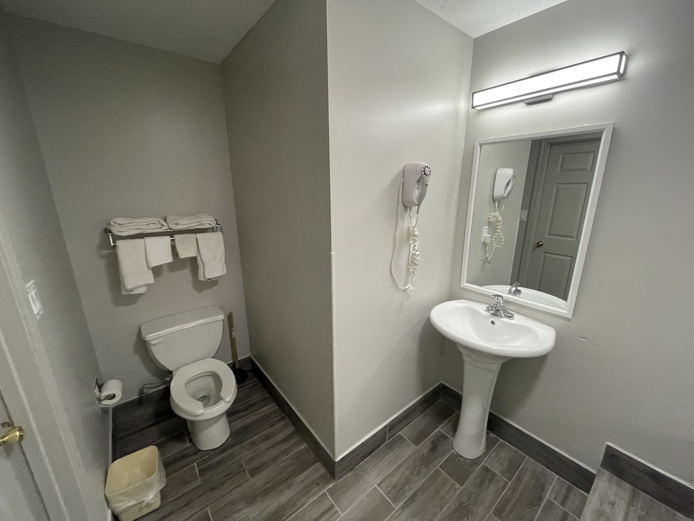 Room, 1 King Bed, Non Smoking, Jetted Tub - Photo 4