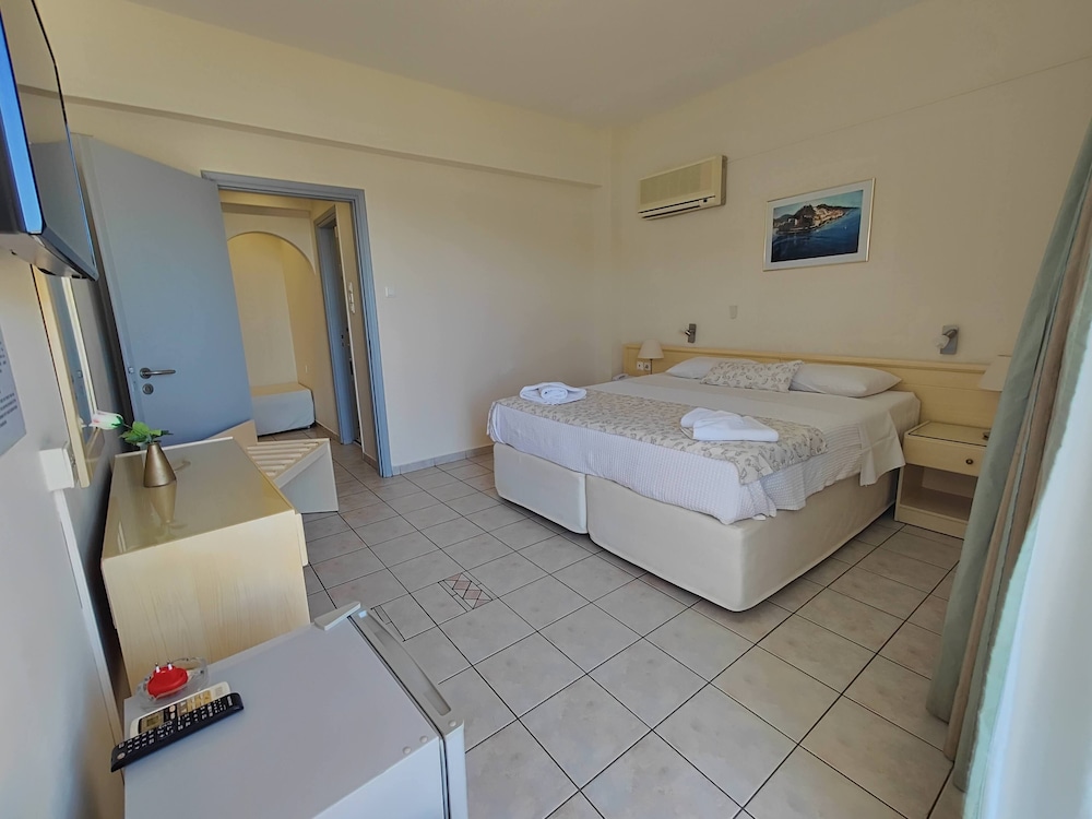 Double or Twin Room, Mountain View (with Window) - Photo 3