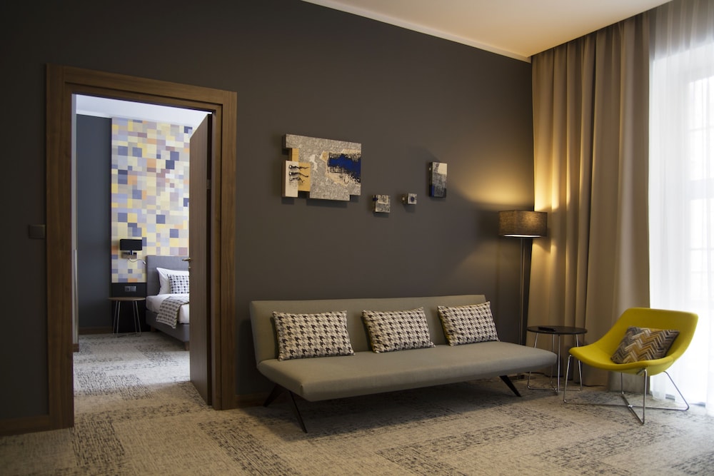 Superior Suite, 1 Queen Bed, Non Smoking, Courtyard View