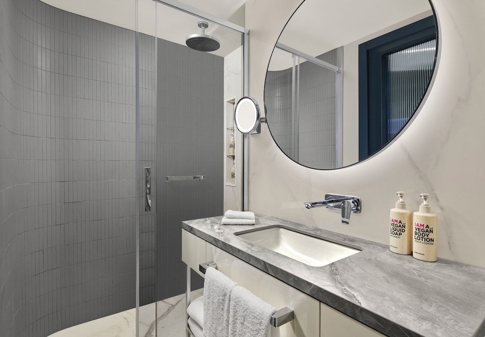 Deluxe Room, City View - Photo 5