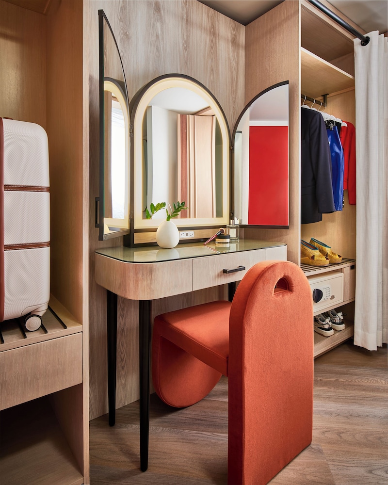 Room, 1 King Bed, Hearing Accessible (strip View, Chamber)