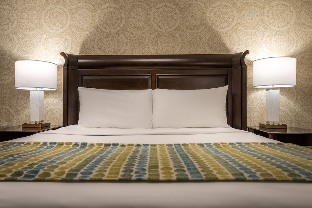 Deluxe Room, 1 King Bed with Sofa bed, Courtyard View - Photo 2