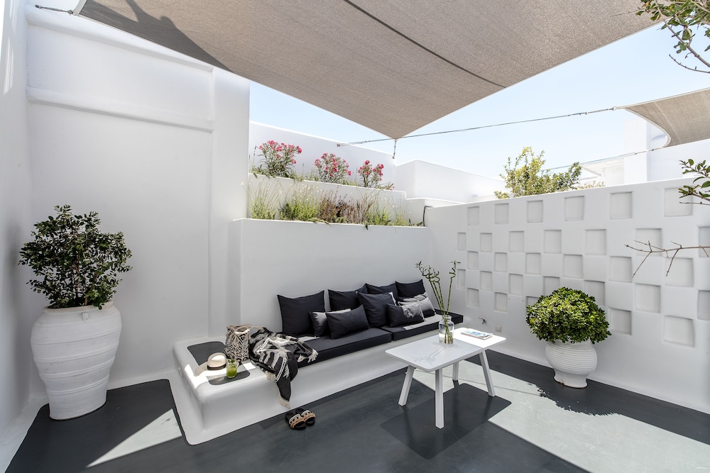Standard Double Room, 1 King Bed, Patio photo 3