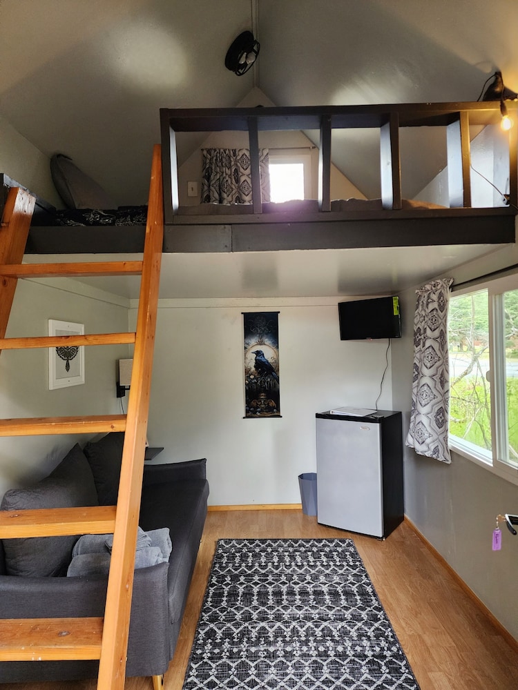 RAVEN'S NEST DRY CABIN (Shared detached bath, no kitchen) photo 1