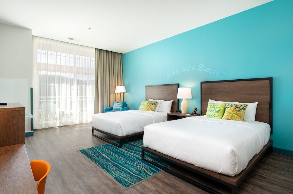 Deluxe Room, 2 Queen Beds, Mountain View (Premium Balcony Two Queen Room)
