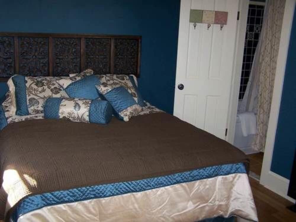 Standard Double Room, Ensuite (Emily Dickenson) photo 3