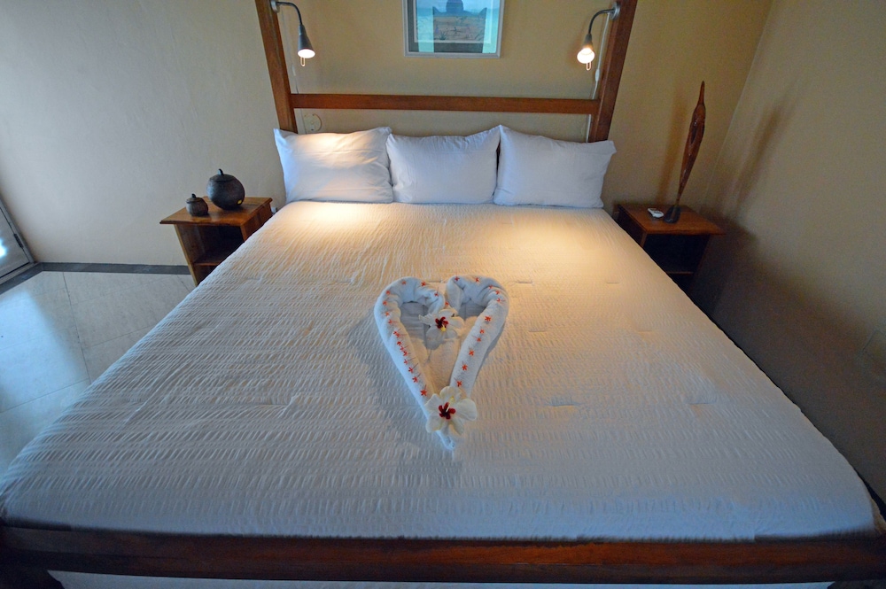 Garden View, 1 Queen & 1 Single Bed