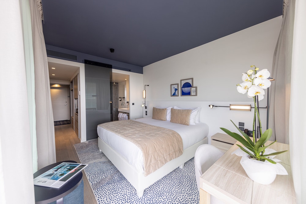 Standard Room, 1 King Bed, Balcony - Photo 17
