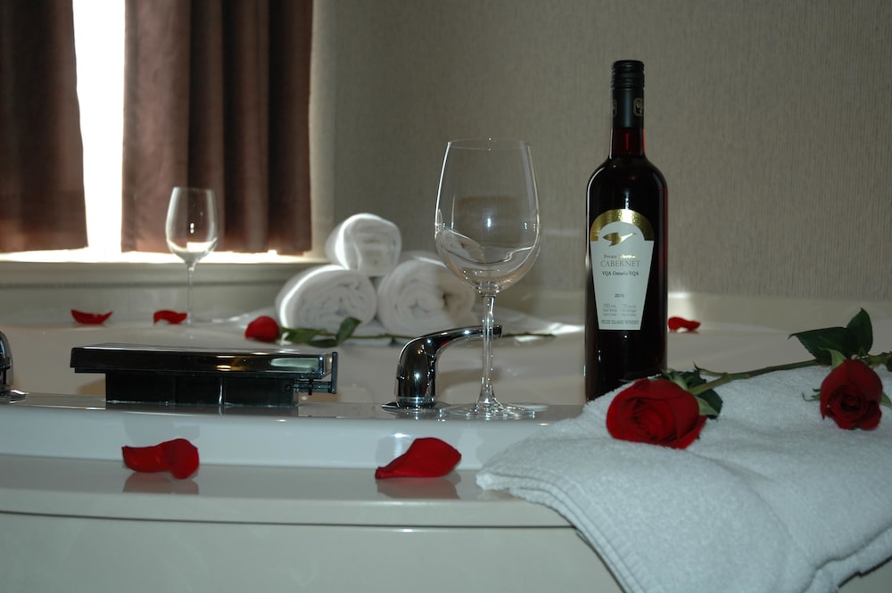 Standard Room, 1 King Bed, Non Smoking, Tower (Jetted Tub) photo 2