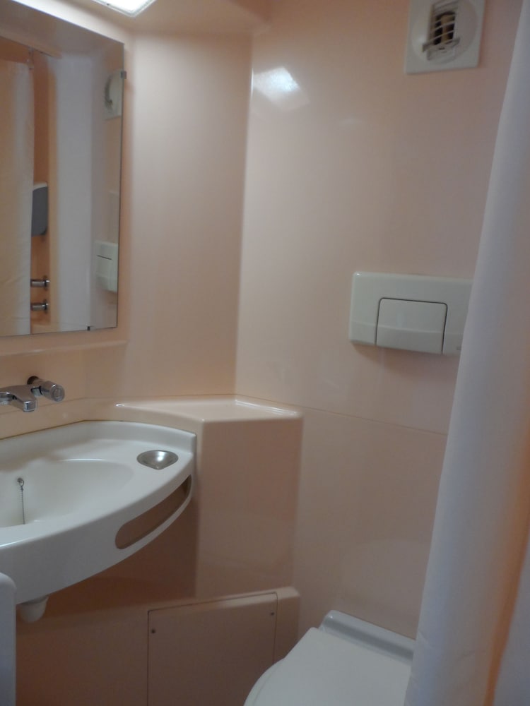 Standard Room, 2 Twin Beds - Photo 4