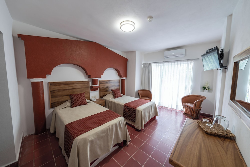 Traditional 2 single beds with balcony city view photo 1