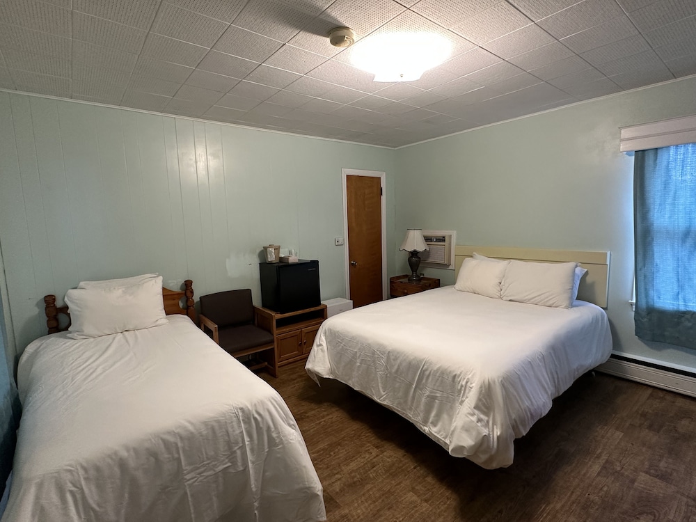 1 Queen Bed and 1 Single Bed, Motel Style photo 2