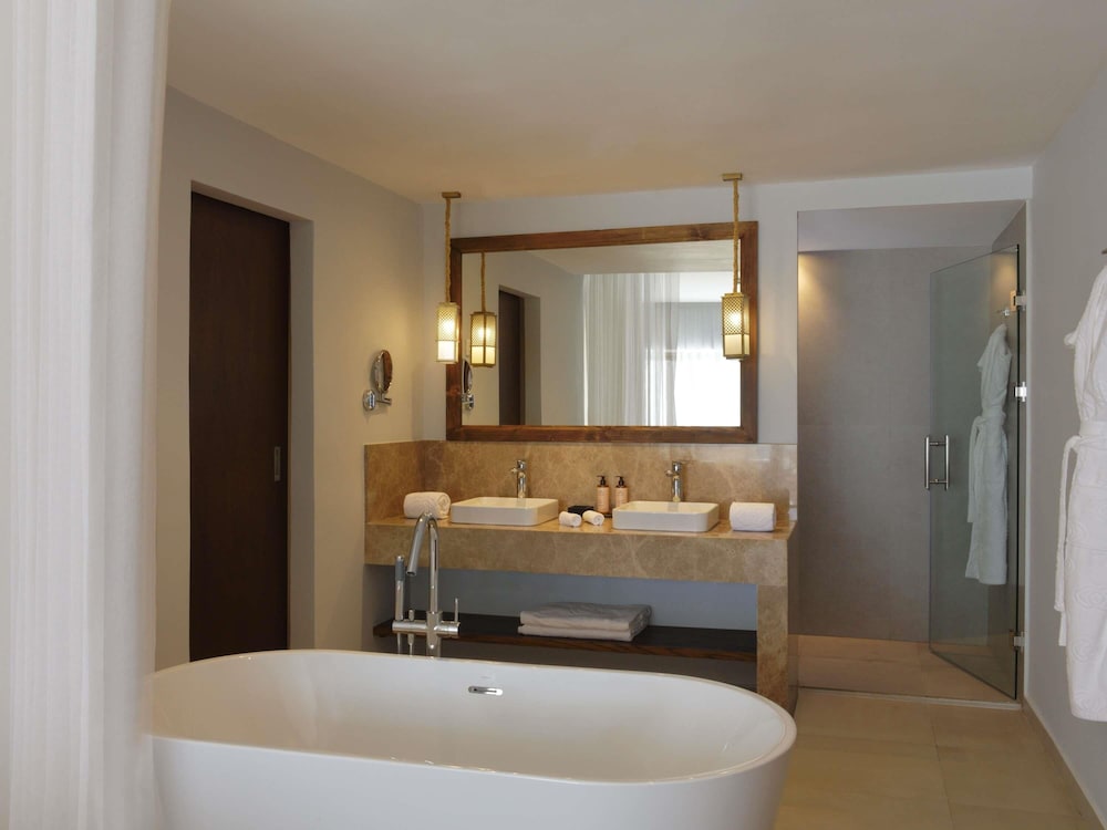 Suite, 1 King Bed, Terrace, Ocean View (Privilege) thumbnail 6