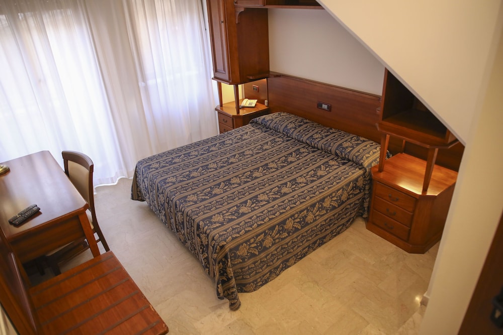 Economy Room, Courtyard View photo 3