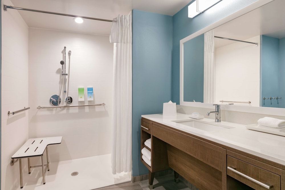 Studio, 1 King Bed, Accessible (Mobility & Hearing, Roll-in Shower) photo 2