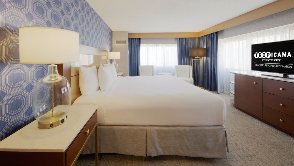 SOUTH OCEAN VIEW EXECUTIVE ROOM 1 KING NON-SMOKING - Photo 1