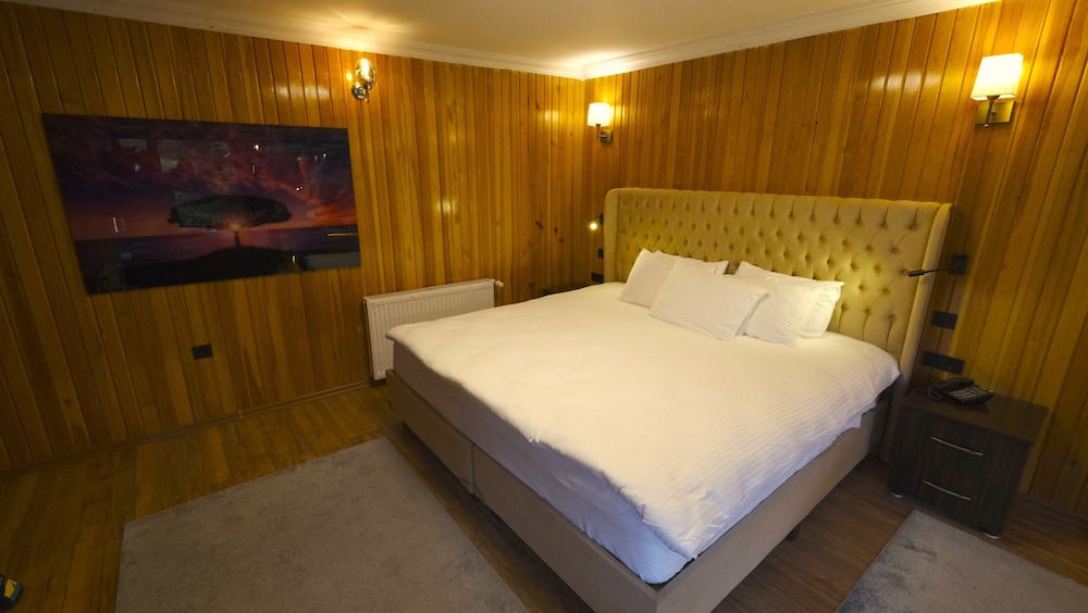 Corner Suite with Jacuzzi and Fireplace