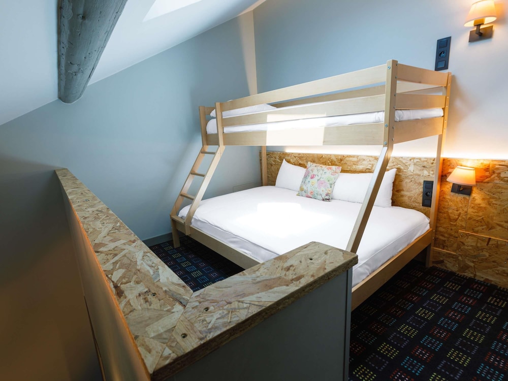 Standard Room, Multiple Beds thumbnail 6