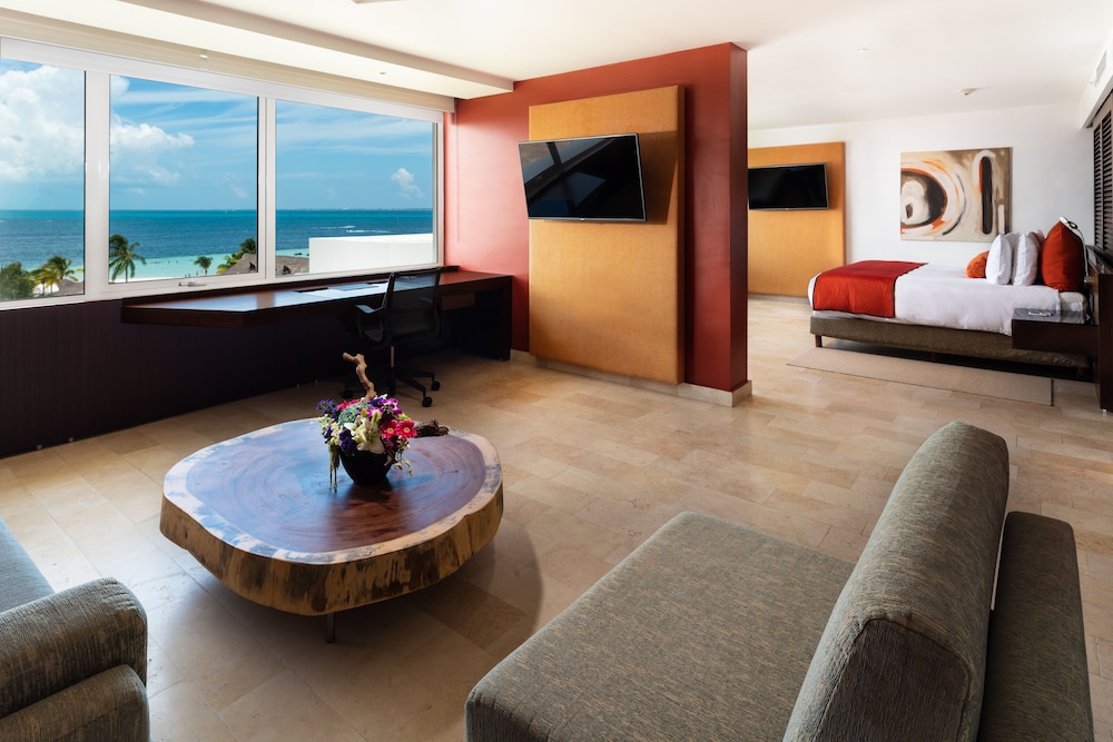Club Room, 2 Queen Beds (Signature)