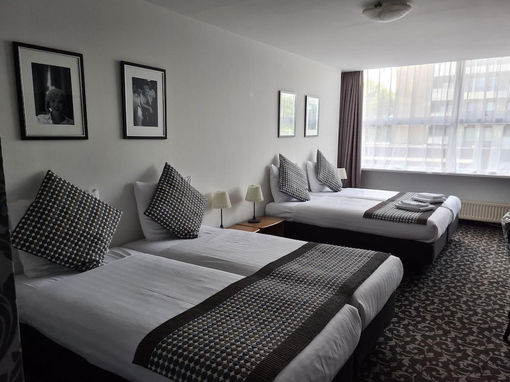 Family Room, 3 Twin Beds, Non Smoking, Bathtub photo 2