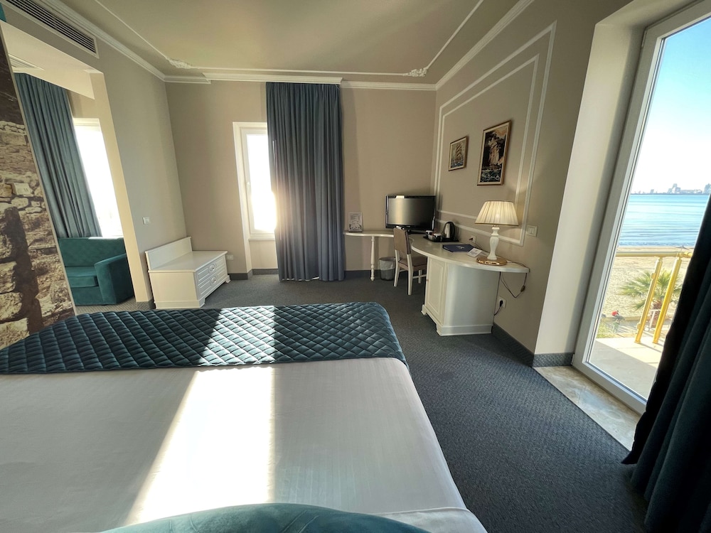 Junior Suite, 1 King Bed, Non Smoking (with Two Single SofaBeds) photo 3