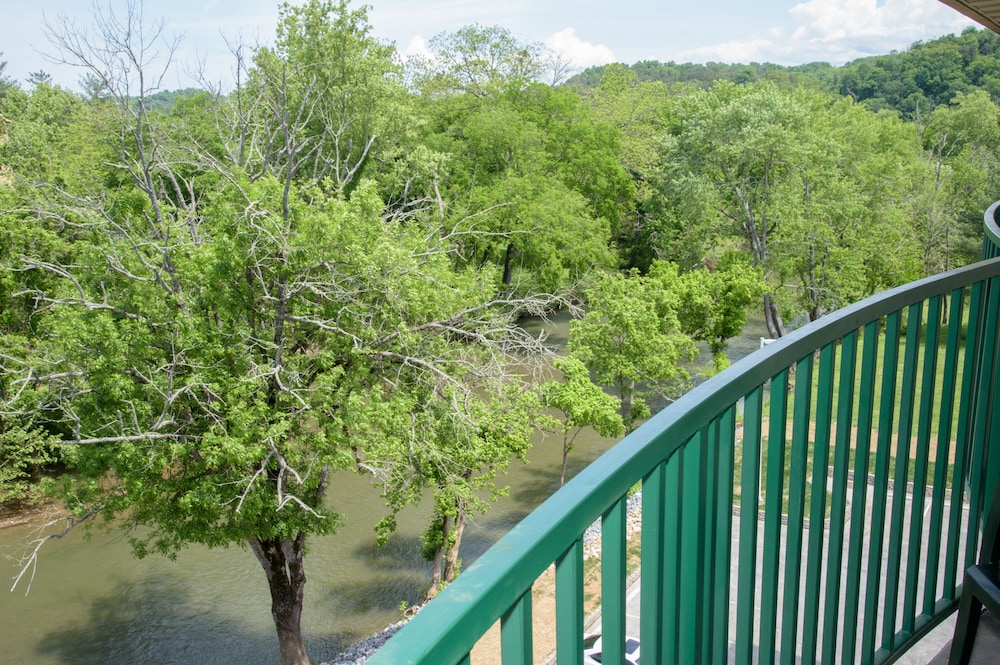 Grand Suite, 1 Bedroom, River View (Hot tub) photo 3