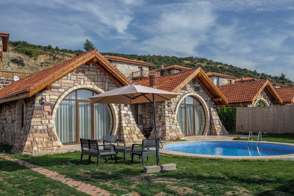 Villa, 3 Bedrooms, Pool Access, Lake View photo 2
