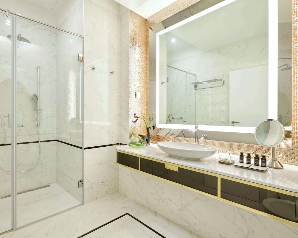 Deluxe Room, 1 King Bed, City View