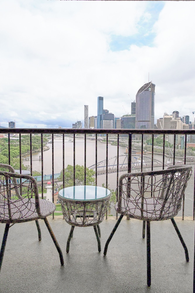 Deluxe Riverview Apartment