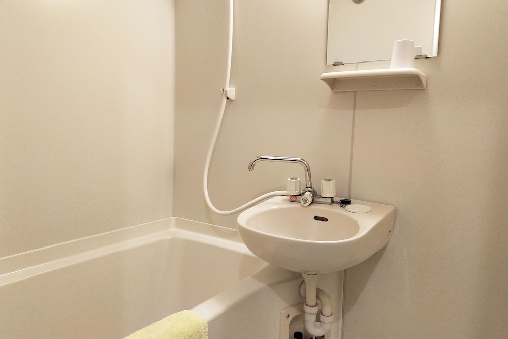 Basic Twin Room, 2 Twin Beds, Non Smoking, Private Bathroom - Photo 6