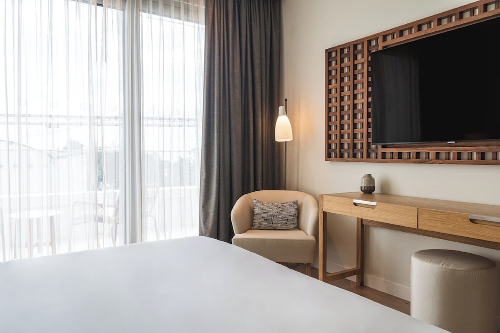 Deluxe Suite, 1 Queen Bed with Sofa bed (Bridge View)