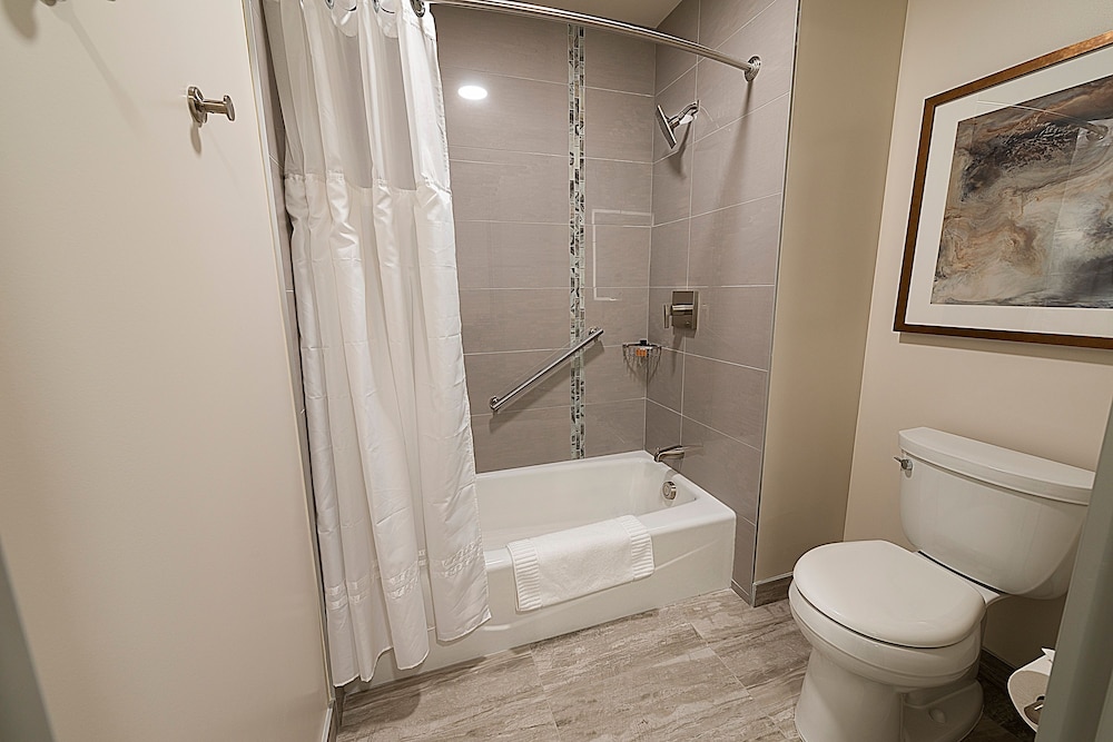 Deluxe Room, 1 King Bed, Balcony - Photo 4
