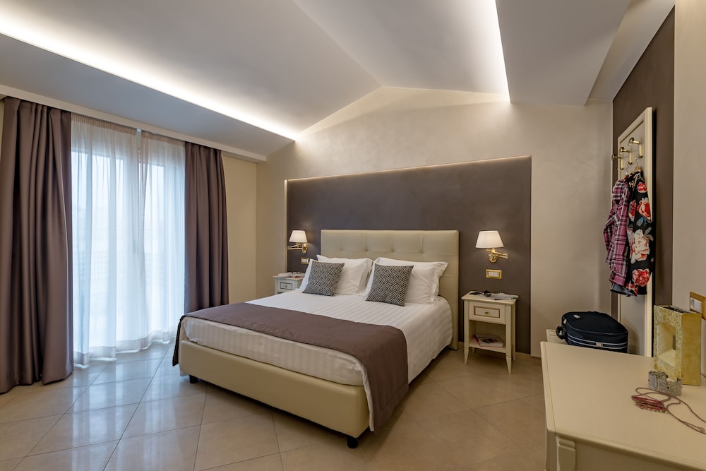 Junior Suite, Partial Sea View (303) - Photo 3