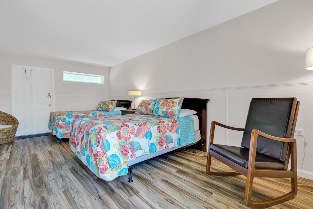Family Studio Suite, 2 Queen Beds, Kitchen, Canal View photo 3
