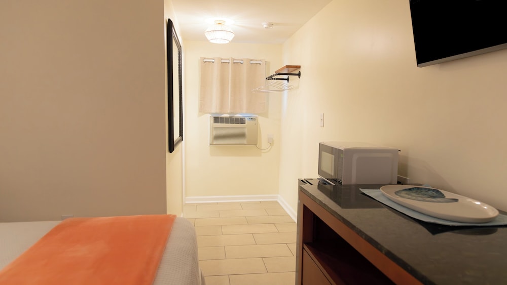 Standard Room (Multiple Beds - 1 Full and 1 Twin) photo 3