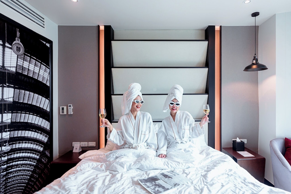 Suite, 1 King Bed photo 2