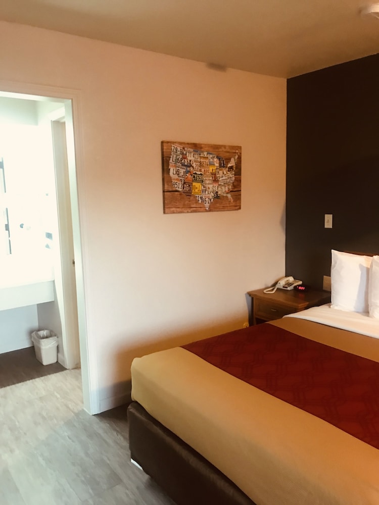 Standard Room, 1 Queen Bed, Non Smoking - Photo 4
