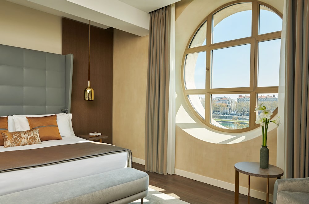 Premium Room, 1 King Bed, River View - Photo 2