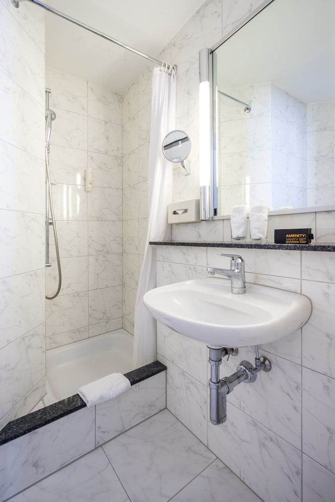 Standard Twin Room - Photo 17