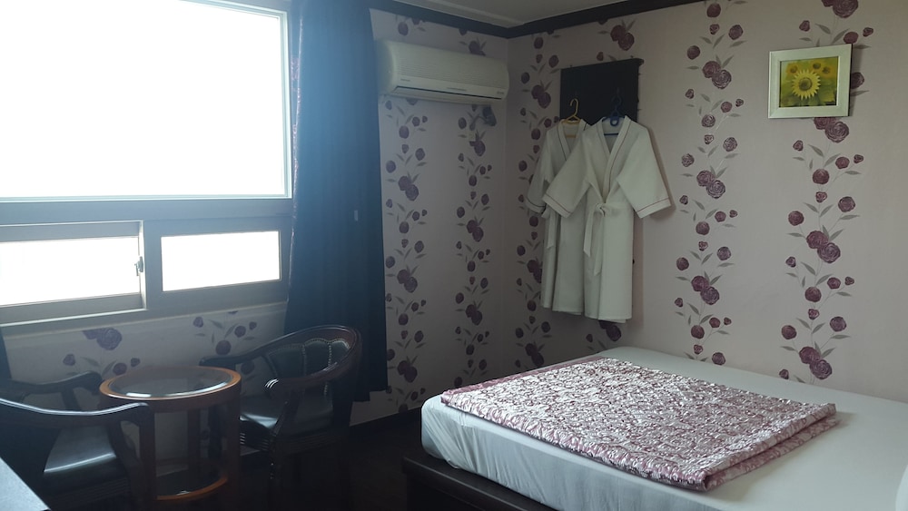 Room, Mountain View (YouTube & Netflix available using personal account) photo 1